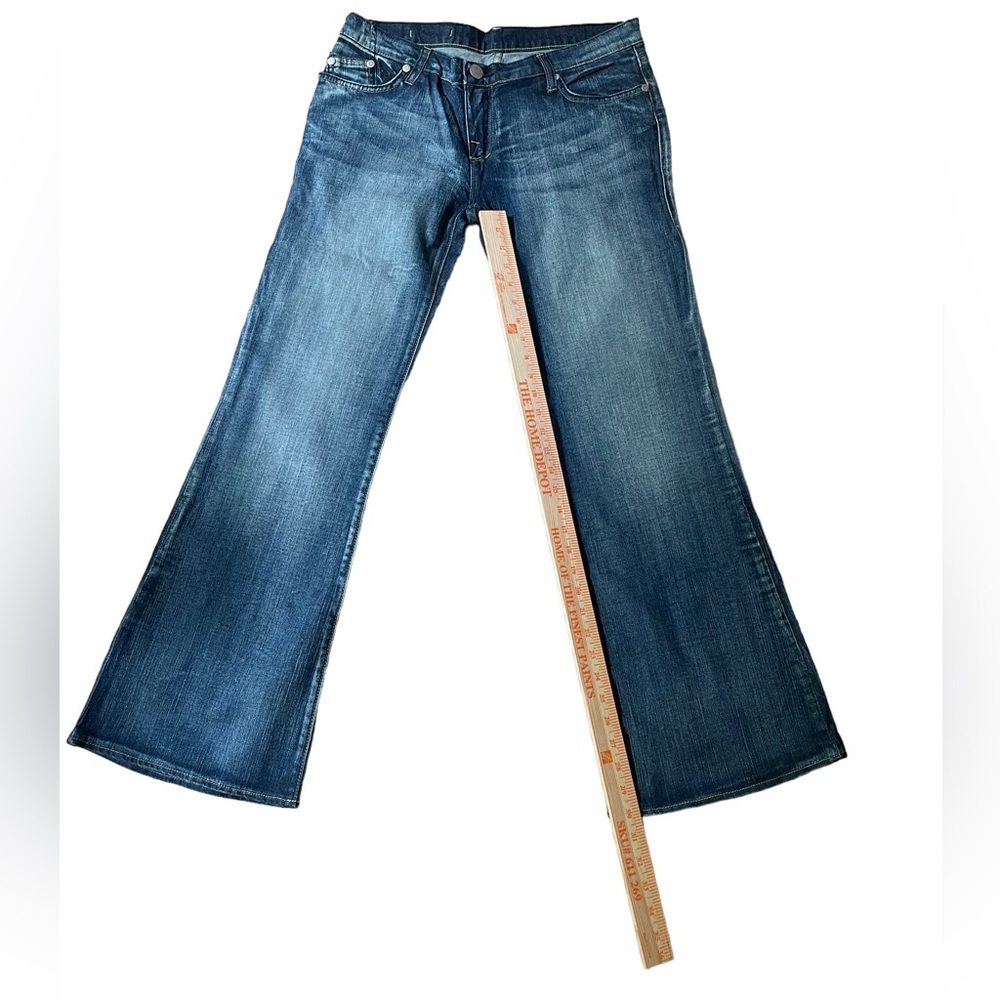 Size 32 womens Rock & Republic jenas, new with no tags.